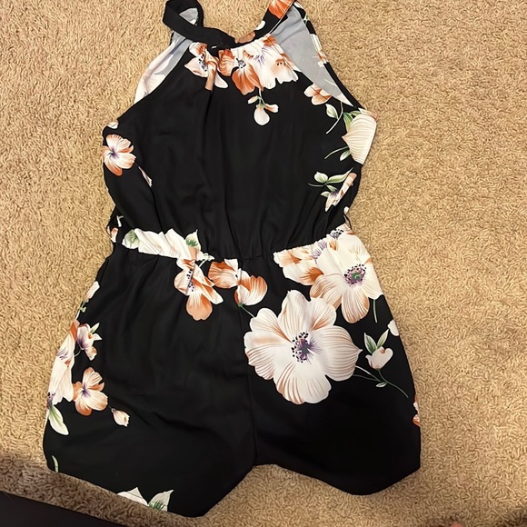 11-12y looks new floral romper with bow for waist - Picture 1 of 2